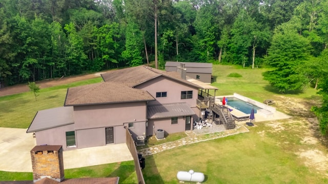 birds eye view of property featuring a wooded view