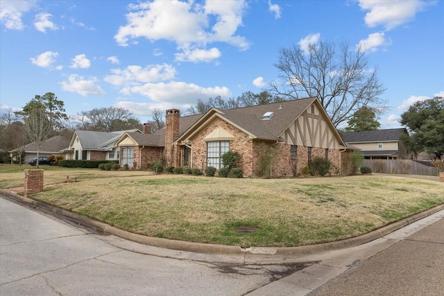 view of front facade featuring a front lawn