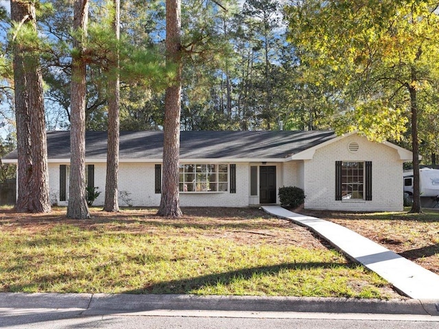 single story home with a front lawn