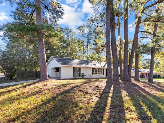 single story home with a front lawn