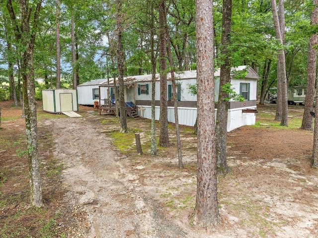 view of yard with a shed