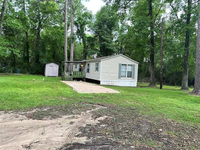 view of yard with a storage shed