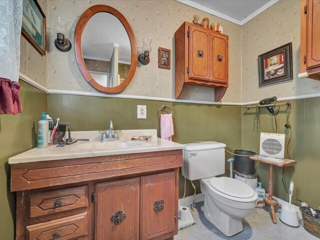 309 County Barn Rd, Lufkin, TX 75904 - bathroom featuring wainscoting, crown molding, vanity, and toilet