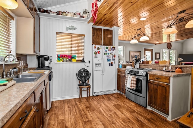 183 Holly Cir, Etoile, TX 75944 - kitchen with appliances with stainless steel finishes, a sink, a peninsula, wood finished floors, and wood ceiling