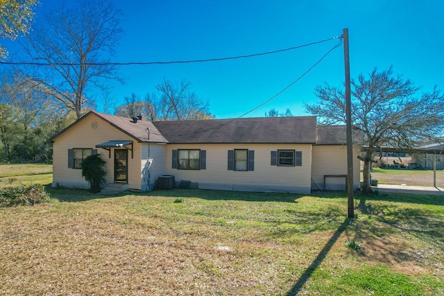 view of front of property featuring entry steps and a front yard