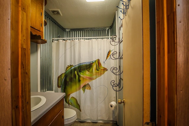 496 County Road 486, Broaddus, TX 75929 - bathroom with toilet, a shower with shower curtain, vanity, and a textured ceiling