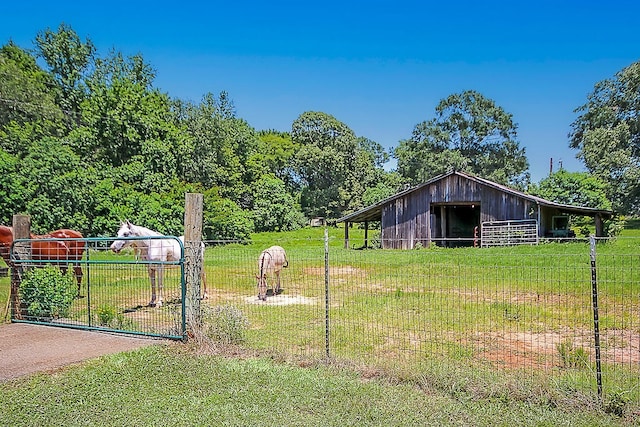 view of yard featuring an outbuilding