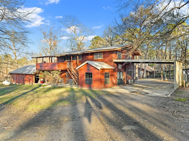 view of front of home with a carport and a front lawn