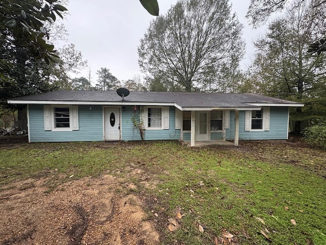 single story home featuring a front lawn