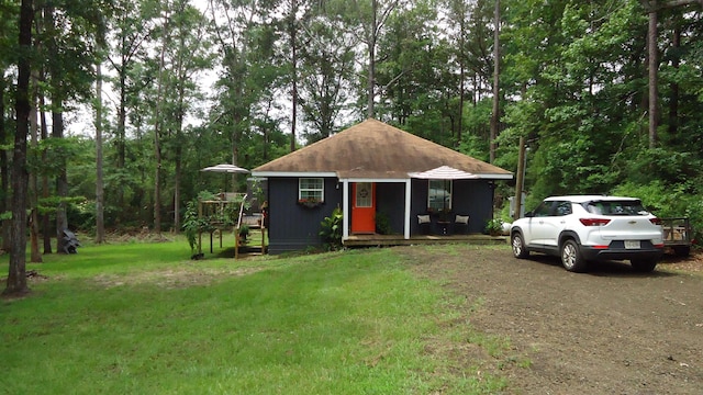 view of front of home featuring a front lawn