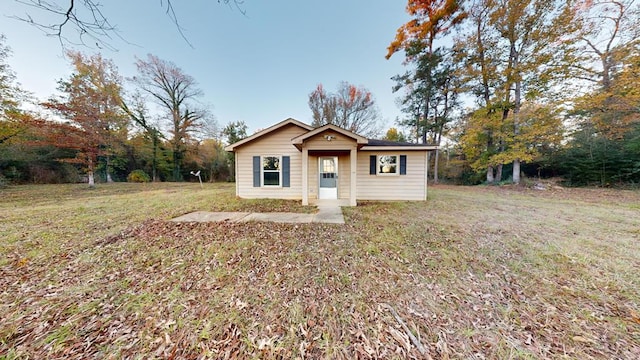 view of front facade with a front lawn