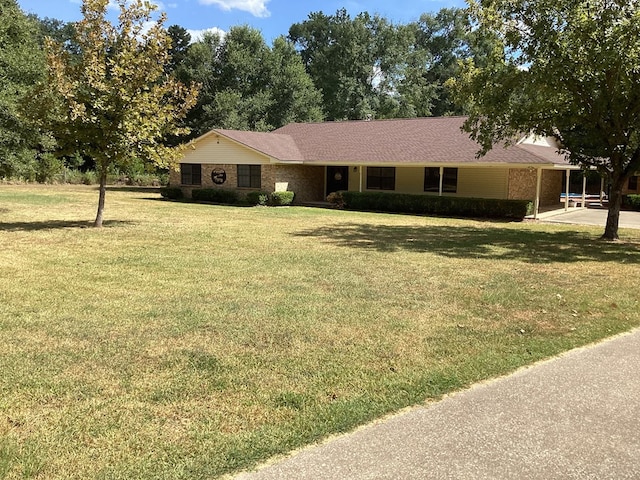 ranch-style home featuring a front lawn