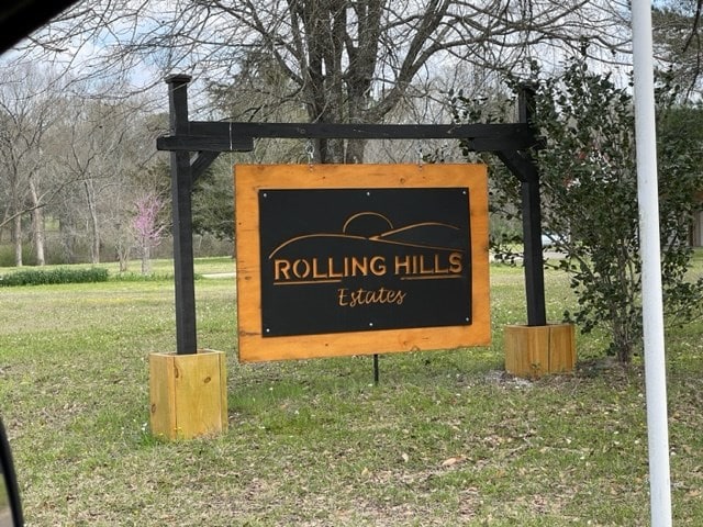 community sign featuring a yard