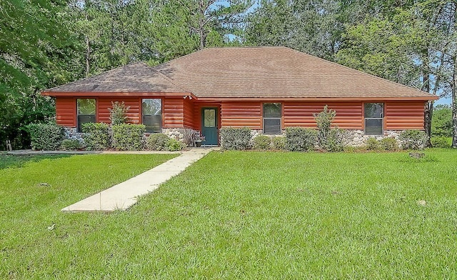 cabin featuring a front yard