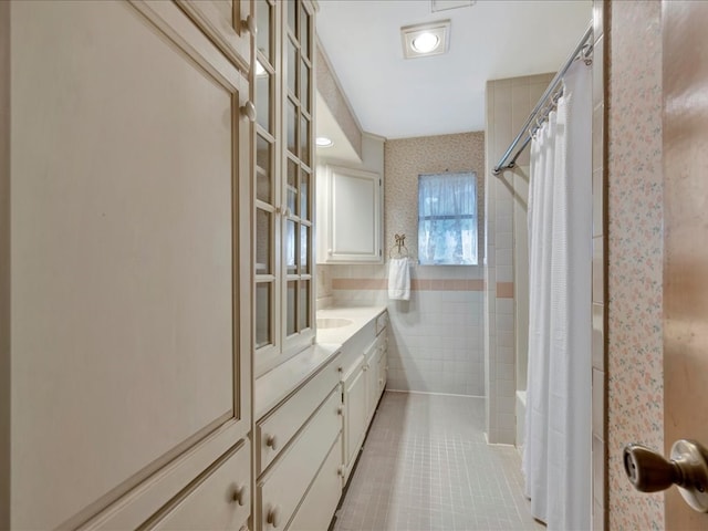 walk in closet with light tile patterned floors