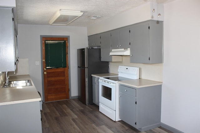 kitchen with sink, dark wood-type flooring, gray cabinets, a textured ceiling, and electric stove