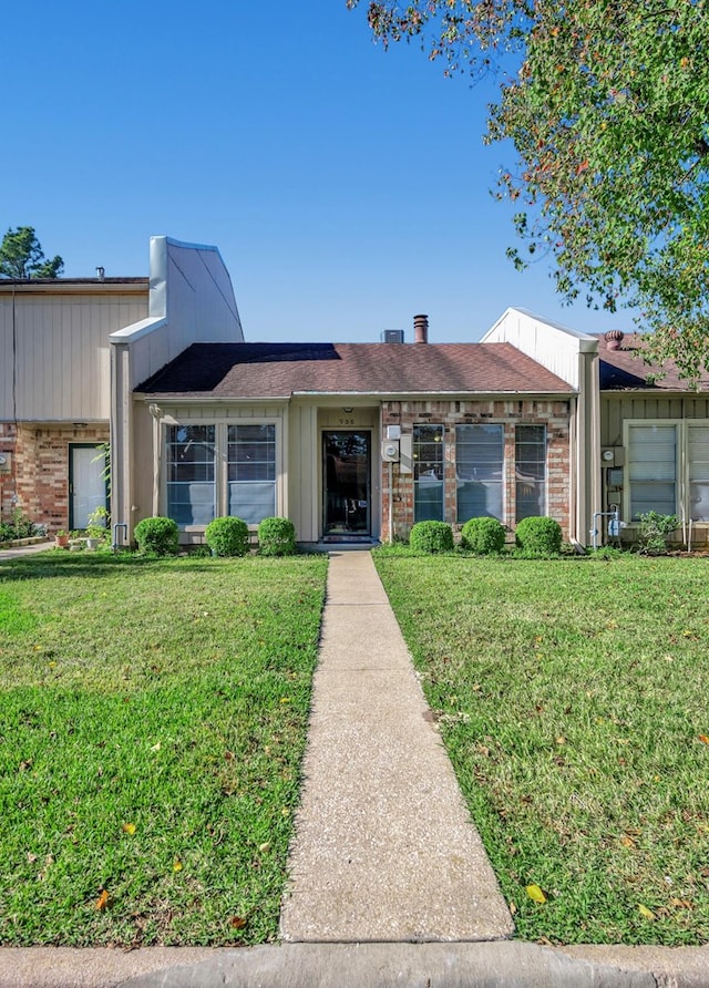 view of front of house with a front yard