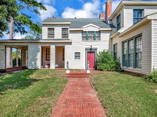 view of front of home featuring a front lawn