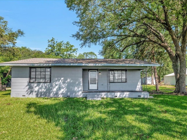 view of front of home with a front lawn