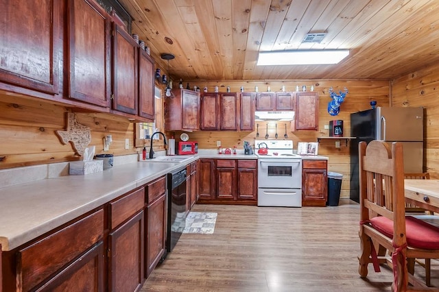 kitchen with white electric range oven, wooden ceiling, a sink, and dishwasher