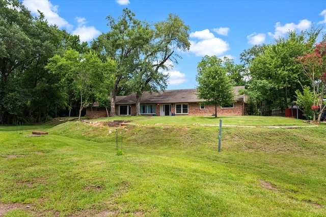 915 Evans Dr, Lufkin, TX 75904 - ranch-style house with a front yard and brick siding