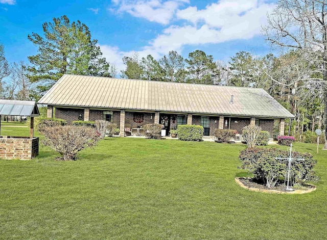 view of front of home featuring a front yard