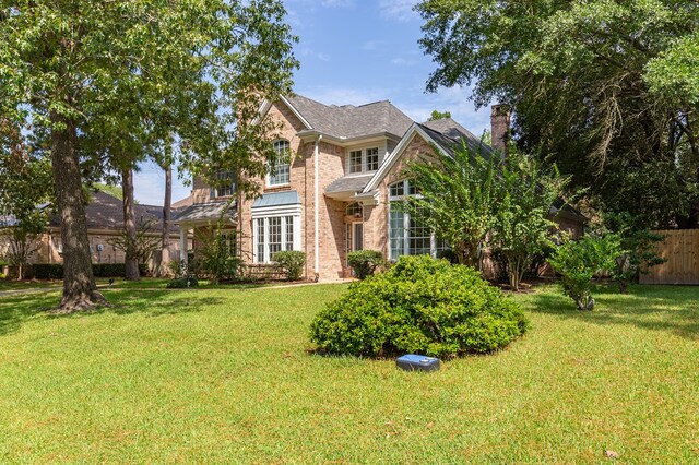 craftsman-style house featuring a front yard