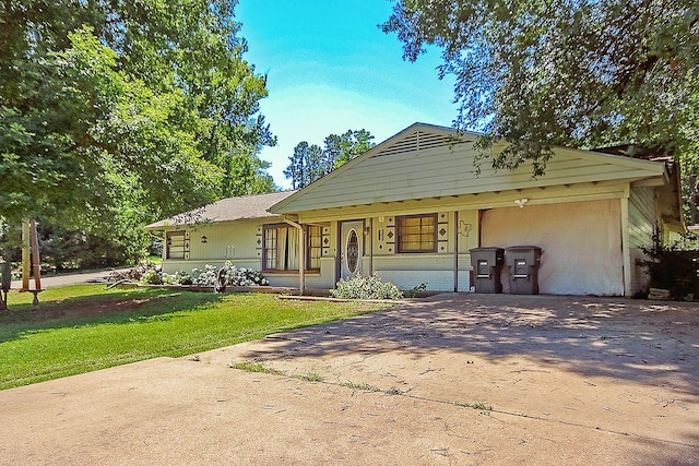 view of front of property featuring covered porch and a front yard