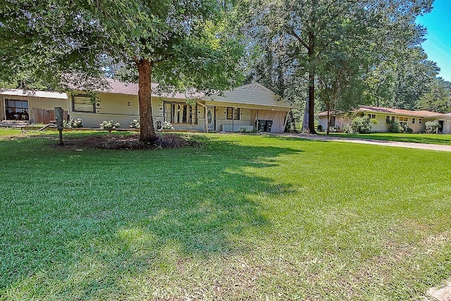 view of front of property featuring a front yard and covered porch