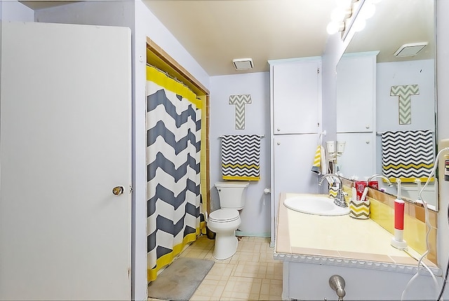 bathroom with a shower with curtain, vanity, and toilet