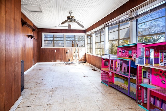 sunroom / solarium with ceiling fan