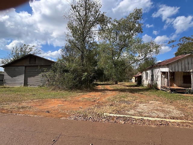 view of yard with an outbuilding