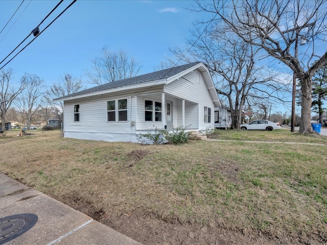 view of front facade with a front lawn