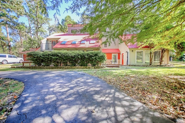 view of front facade with driveway