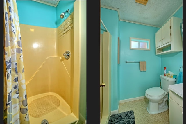 210 Cedar Rdg, Hemphill, TX 75948 - full bathroom featuring curtained shower, baseboards, toilet, vanity, and a textured ceiling