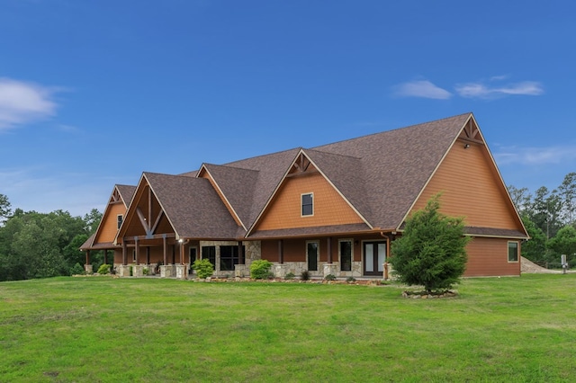 craftsman inspired home featuring a front yard