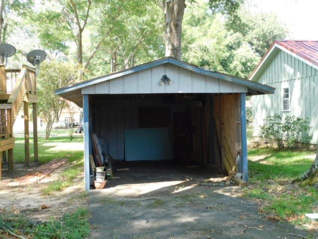 view of outbuilding with a carport