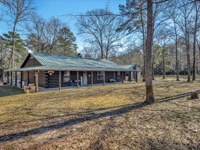 view of front of property featuring a front lawn