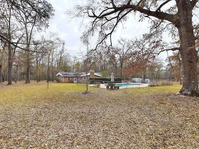 view of yard featuring an outbuilding