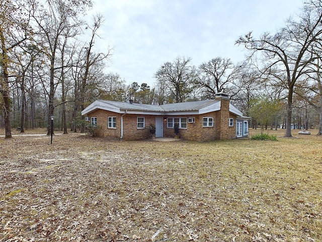 view of front facade with a front lawn