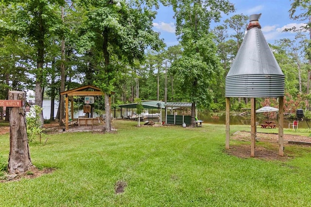 view of yard featuring a water view