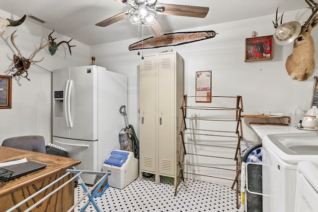 laundry area with washer and clothes dryer and ceiling fan