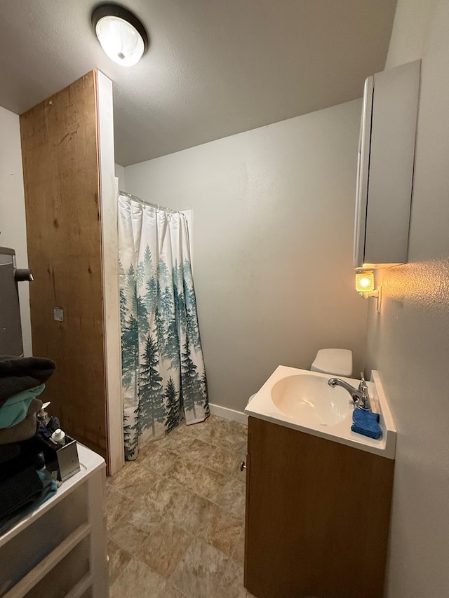 bathroom with a shower with shower curtain, vanity, and toilet