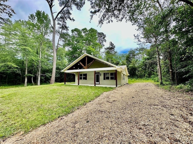 view of front facade with covered porch and a front lawn