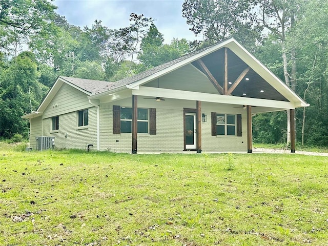 ranch-style home with ceiling fan and a front lawn