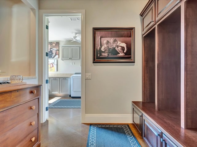 mudroom with washer / clothes dryer, visible vents, and baseboards