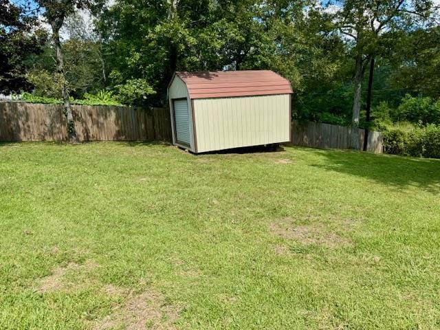 view of yard featuring a storage shed