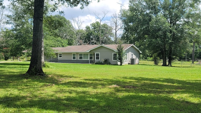 view of front facade featuring a front yard