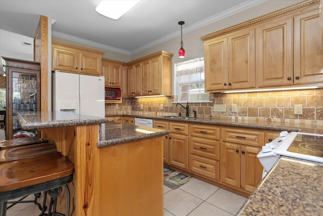 kitchen featuring sink, white appliances, a breakfast bar area, a center island, and ornamental molding