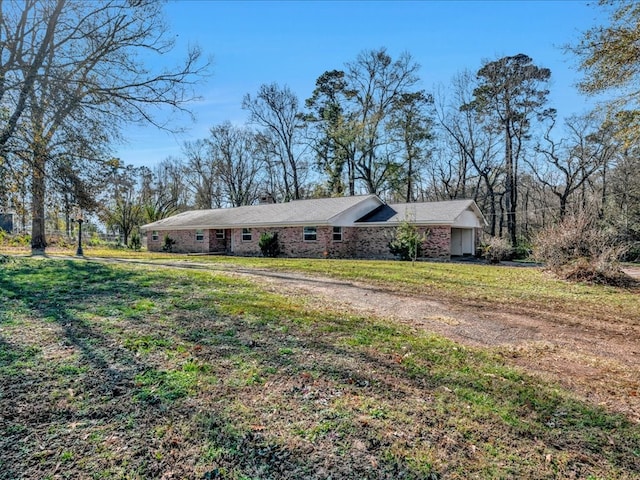 ranch-style house featuring a front lawn